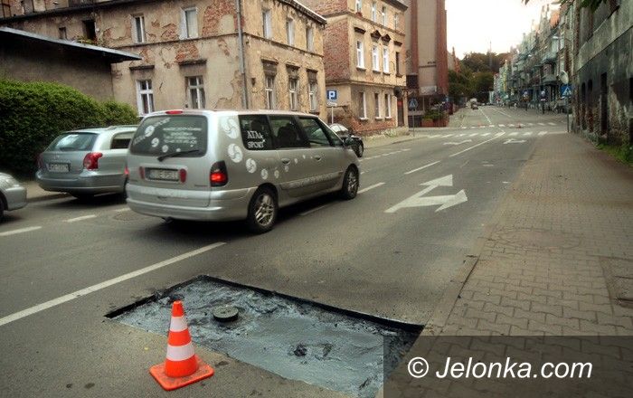 JELENIA GÓRA: Drogowe pułapki na ulicy Matejki