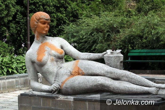 JELENIA GÓRA: Chuligani oszpecili Królową Marysieńkę