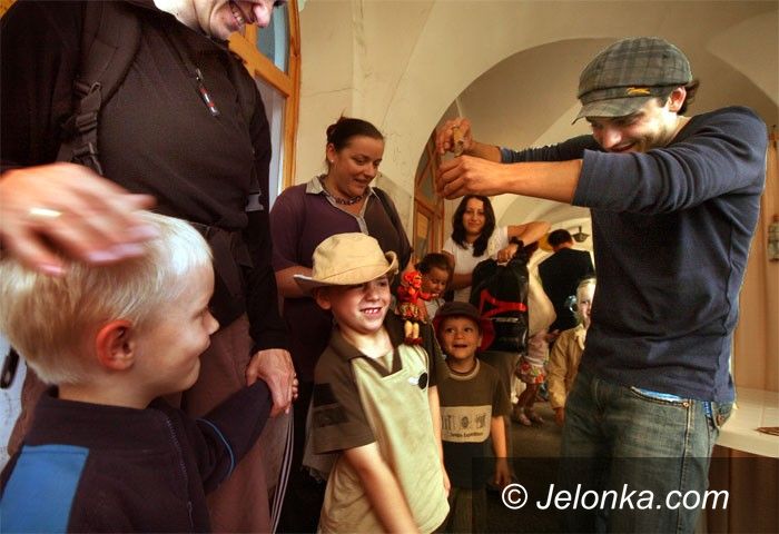 JELENIA GÓRA: Kolorowa sztuka na szarych podwórkach