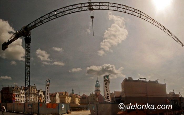 JELENIA GÓRA: Potężny żuraw nad Pasażem Grodzkim