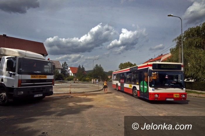 JELENIA GÓRA: Asfaltowanie, czyli kłopoty w ruchu