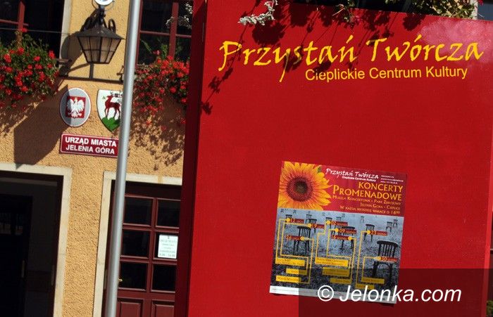 JELENIA GÓRA: Reklama Cieplic pod ratuszem