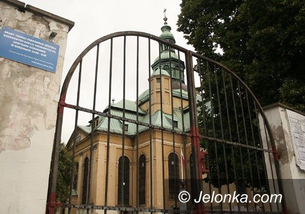 JELENIA GÓRA: Bramy parku przy Kościele Garnizonowym zamknięte na sześć spustów