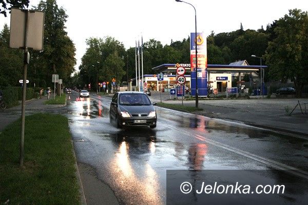 JELENIA GÓRA: Awaria wody na Sudeckiej – cała ulica zalana