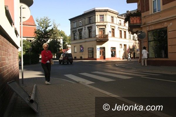 JELENIA GÓRA: Demolują znaki drogowe i kosze