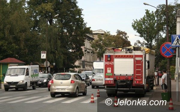 JELENIA GÓRA: Około 50 litrów oleju wyciekło na ulicę Wojska Polskiego
