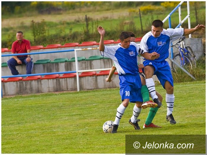 Jelenia Góra - Jeżów Sudecki: Lotnik wygrywa z piłką w nogawce – fotoreportaż