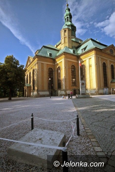 JELENIA GÓRA: W środku miasta – dosłownie