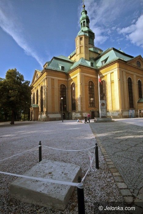 JELENIA GÓRA: W środku miasta – dosłownie