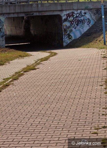 JELENIA GÓRA: Szklane pułapki dla rowerzystów