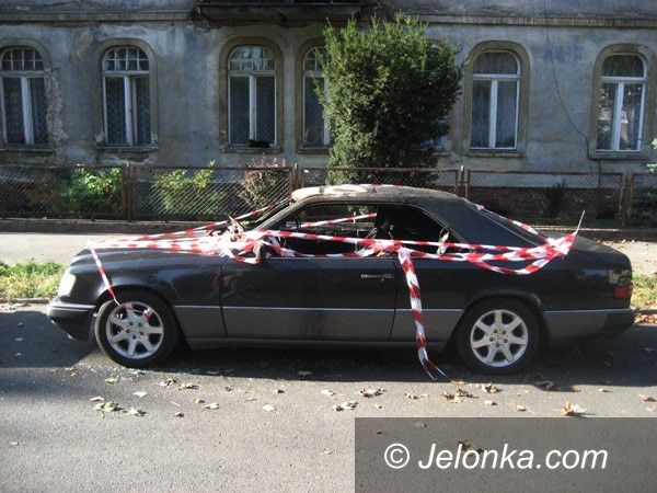 JELENIA GÓRA: Spłonął mercedes – świadkowie podpalenia poszukiwani!