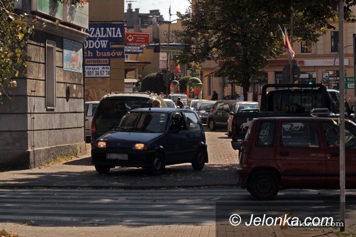 JELENIA GÓRA: Parkowanie na chodniku zakazane