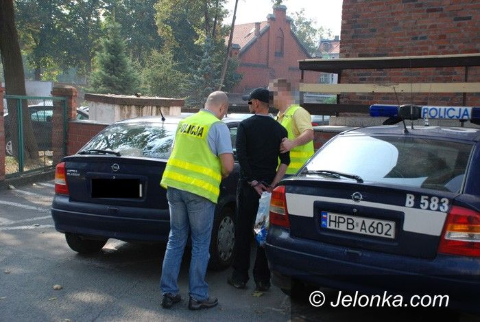 JELENIA GÓRA: Naiwne panie nabijał w butelkę