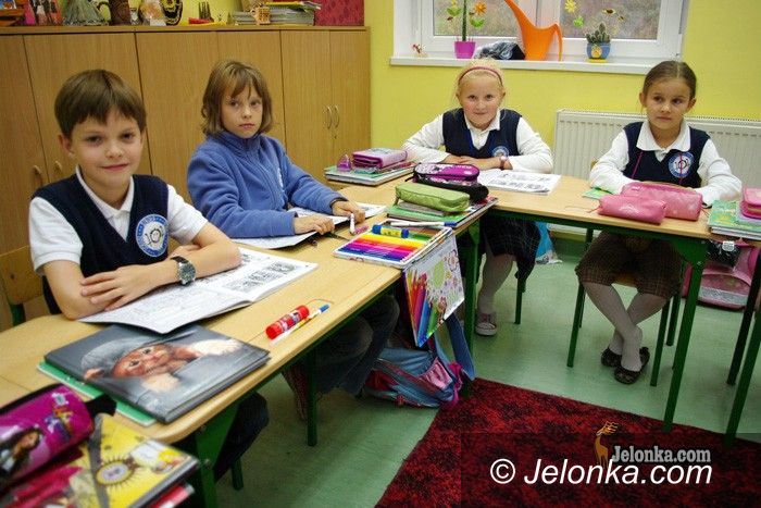 JELENIA GÓRA: Prywatna konkurencja przy tablicy