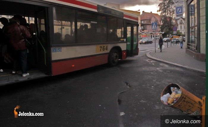 JELENIA GÓRA: Używany autobus przez ulice mknie