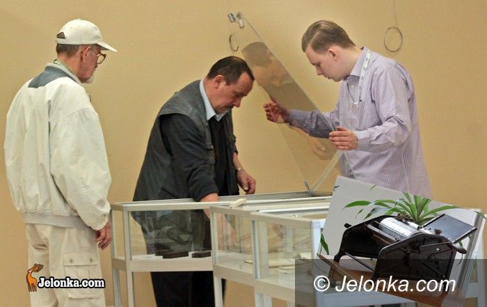 JELENIA GÓRA: Drukowany jubileusz: wystawy, tablica i chrzest