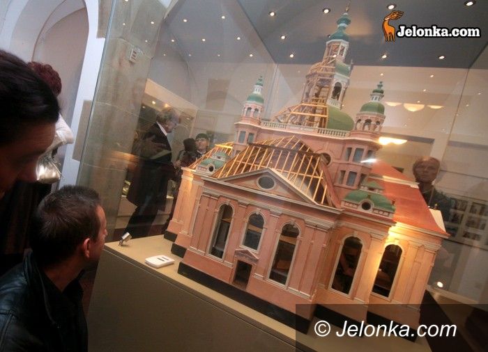 JELENIA GÓRA: W blasku makiety świątyni łaski
