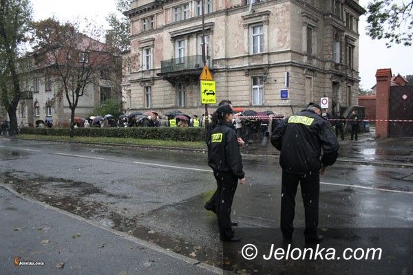 JELENIA GÓRA: Bombowy żart w sądzie. Ludzie ewakuowani