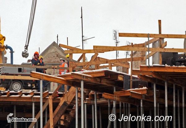 JELENIA GÓRA: Warszawskie tempo przy ul. Jasnej