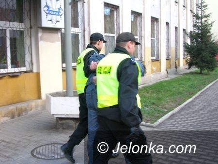 JELENIA GÓRA: „Komórkowy” rozbój na placu zabaw