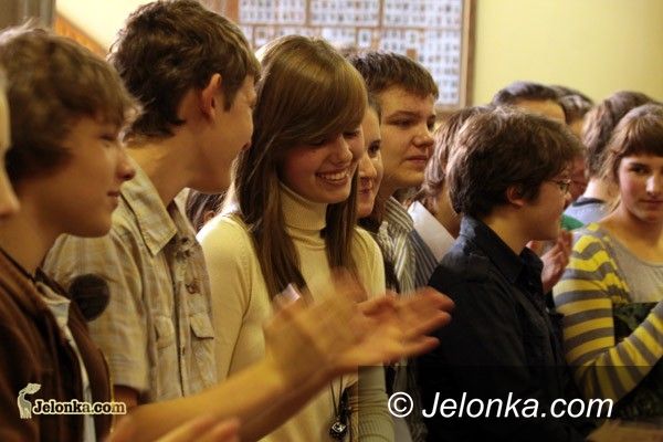 JELENIA GÓRA: Lekcje na „szóstkę” na korytarzu