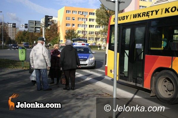 JELENIA GÓRA: Kobieta pod kołami autobusu MZK