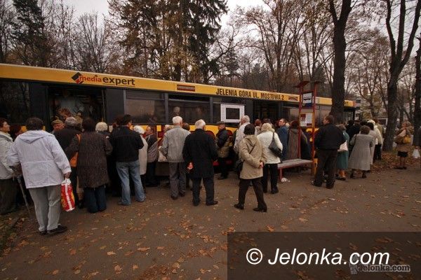 JELENIA GÓRA: Na cmentarze autobusami