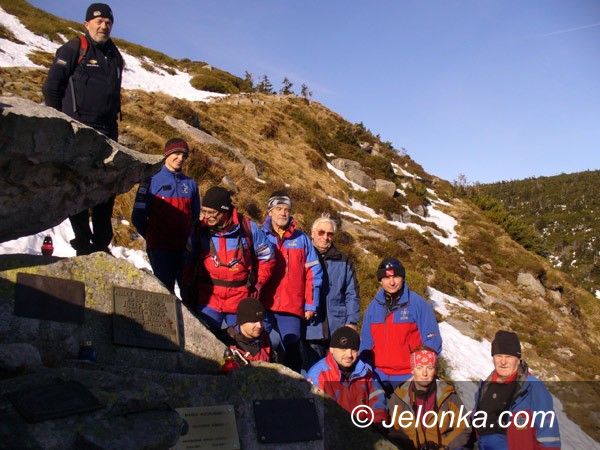 Karkonosze: Świeczki na cmentarzu ludzi gór