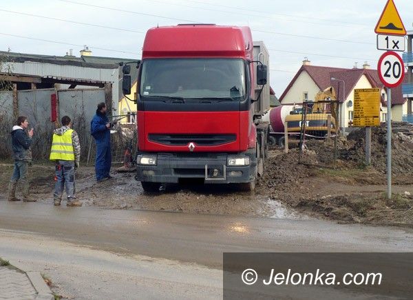 JELENIA GÓRA: Rzeka błota z winy ciężarówek