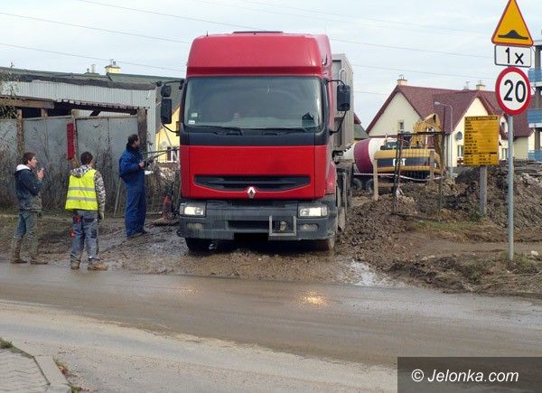 JELENIA GÓRA: Rzeka błota z winy ciężarówek