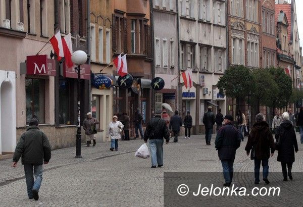 JELENIA GÓRA: Mało flag przed Dniem Niepodległości