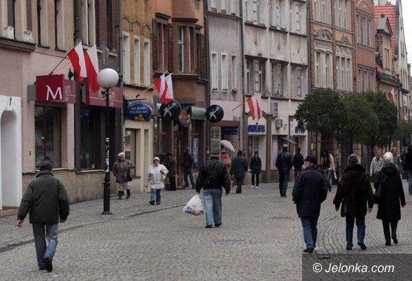 JELENIA GÓRA: Mało flag przed Dniem Niepodległości