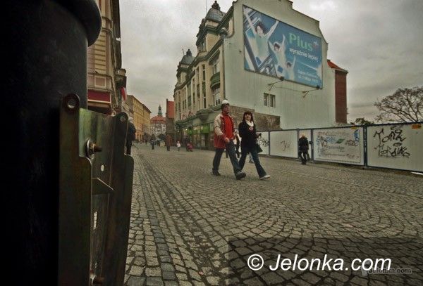 JELENIA GÓRA: Niszczą i palą kosze na śmieci