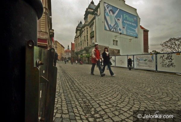 JELENIA GÓRA: Niszczą i palą kosze na śmieci
