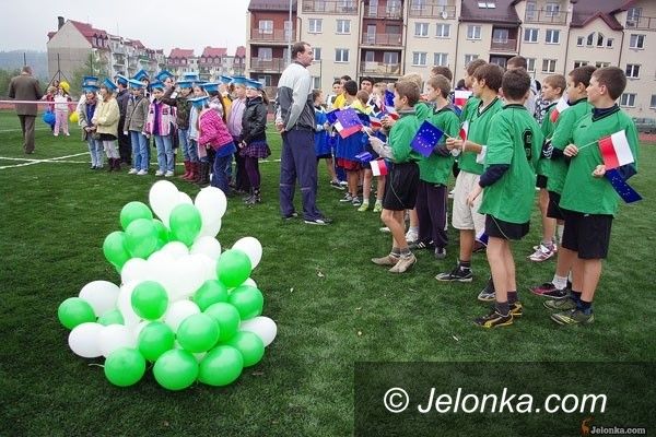 KOWARY: Dziura pod bramką na nowym „Orliku”