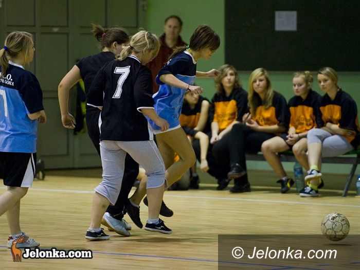 Jelenia Góra - Złotnicza: Wicher wygrywa z "Handlówką" w futsalu