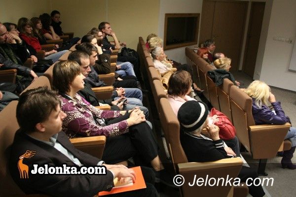 JELENIA GÓRA: Pan od polskiego pisuje wiersze