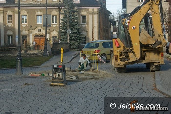 JELENIA GÓRA: Plac Piastowski na spóźnionej gwarancji