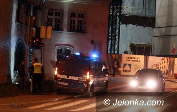 JELENIA GÓRA: Wypadek koło baszty – kierowca skutera w szpitalu