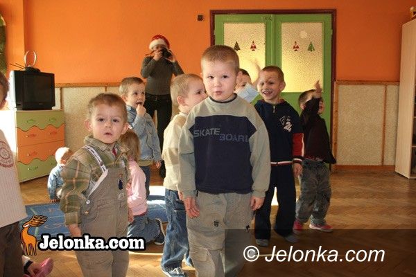 JELENIA GÓRA: Mikołaj z lwią grzywą i policyjną obstawą