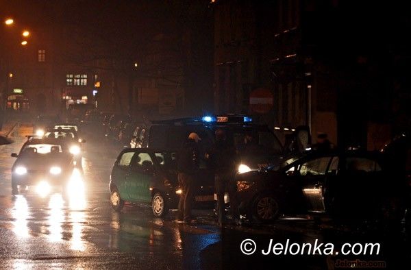 JELENIA GÓRA: Kraksa po zmroku w "kapuśniaczku"
