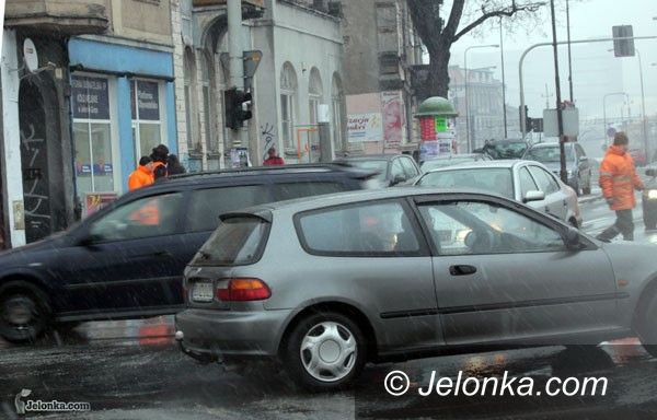 JELENIA GÓRA: Przedświątecznie w śniegu z deszczem