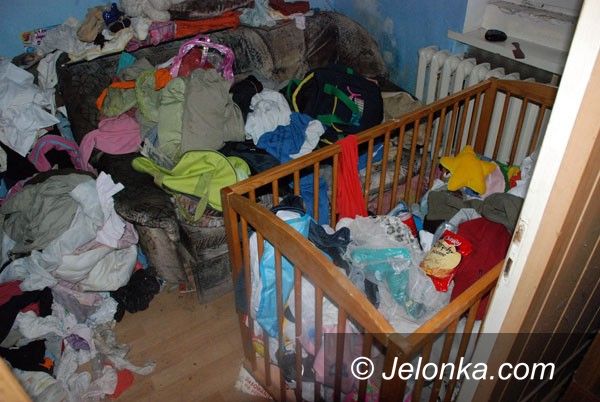 JELENIA GÓRA: Blisko śmierci w domowym barłogu