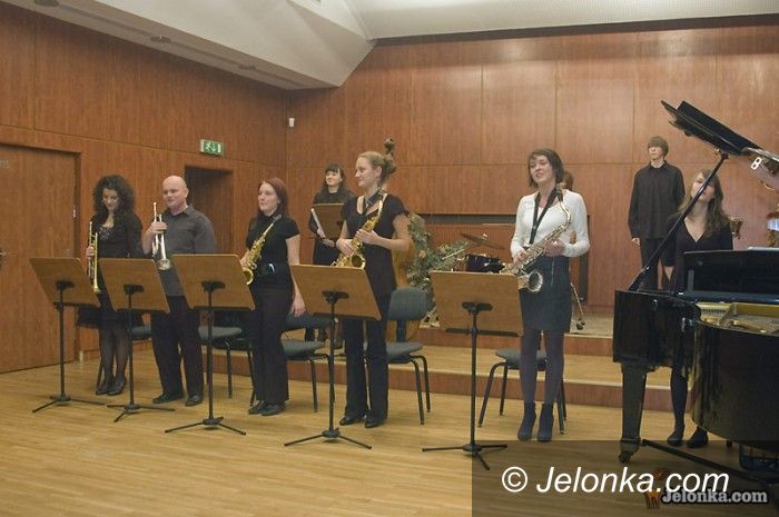 JELENIA GÓRA: Owsiakowe granie i śpiewanie w filharmonii