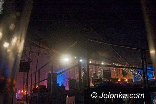 JELENIA GÓRA: Pod ciężarem śniegu runęła scena KFŚ i WOŚP – VIDEO