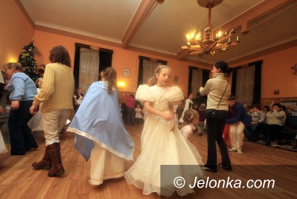 JELENIA GÓRA: Wciąż się rodzi, moc truchleje
