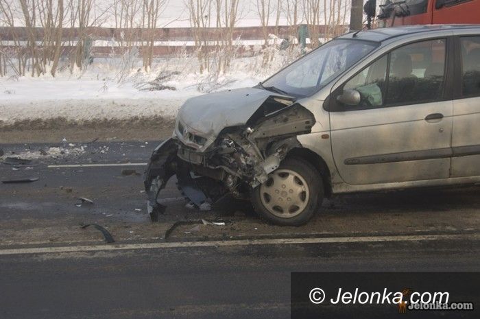 JELENIA GÓRA: Po kraksie z autobusem dwie osoby w szpitalu