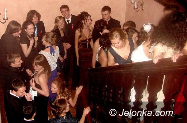 JELENIA GÓRA/REGION: Studniówkowe szaleństwo w pełni