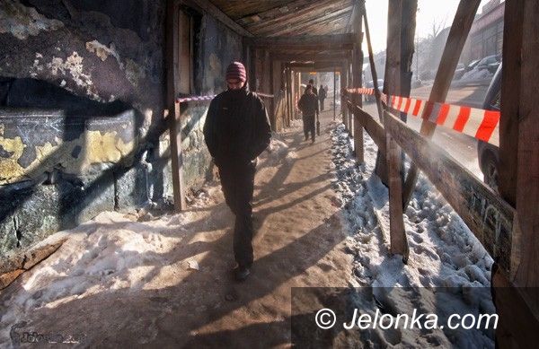 JELENIA GÓRA: Przymroziło i posypie