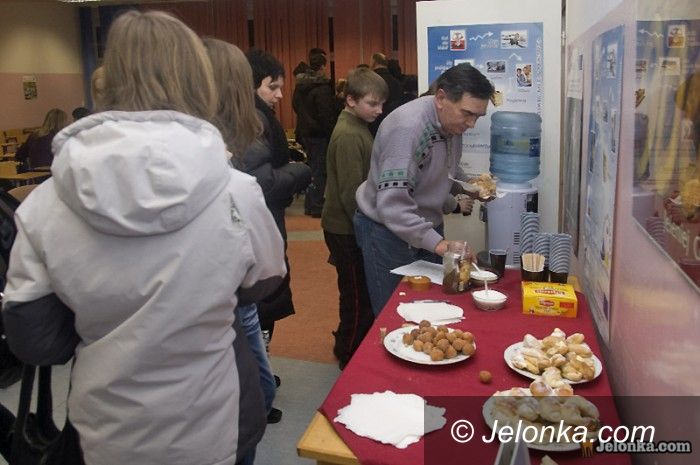 JELENIA GÓRA: Podali słabszym wiedzę na talerzu